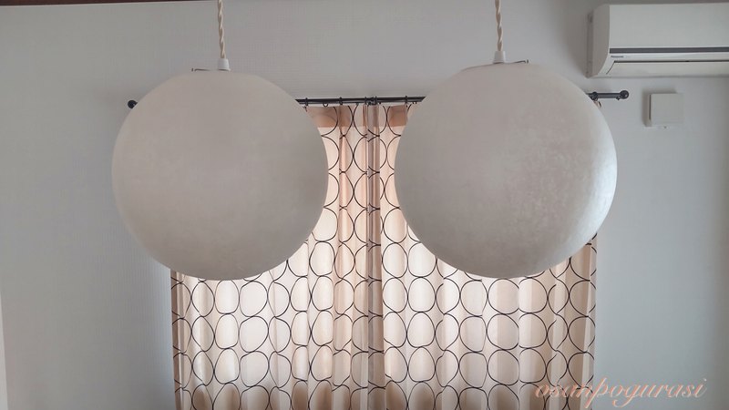 KASOKEKI lamp hoToToとKoMorebi 25cmを消灯し横から見た様子