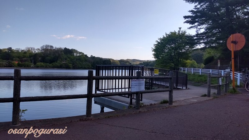 高松の池の遊歩道入口