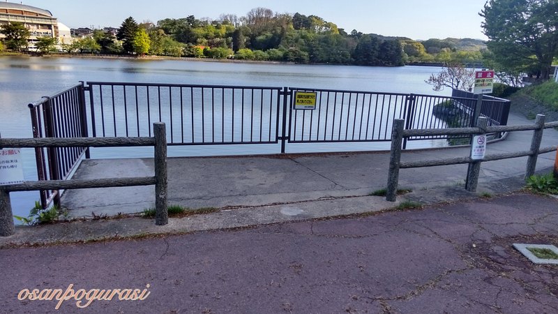 高松の池の遊歩道入口