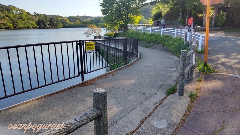 高松の池の遊歩道入口2