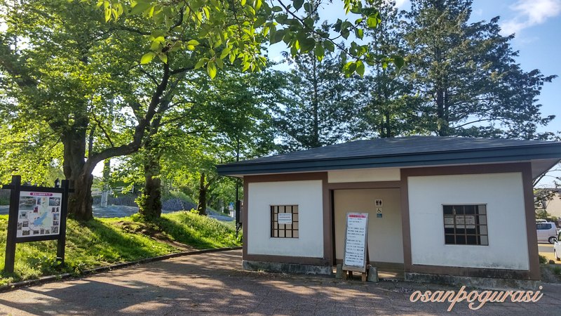 高松の池駐車場隣接のトイレの外観
