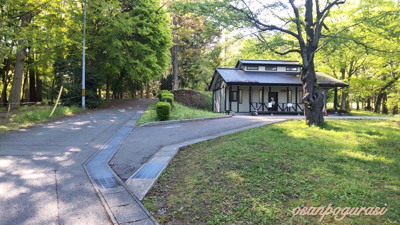 高松の池沿いのトイレの外観
