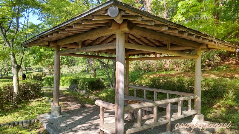 高松の池の木造の東屋(休憩所)