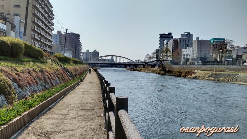 河川敷の遊歩道の様子