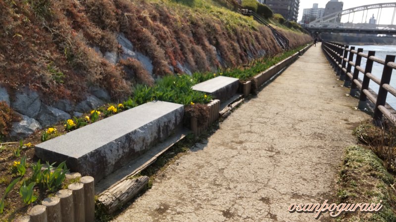 北上川河川敷遊歩道のベンチ