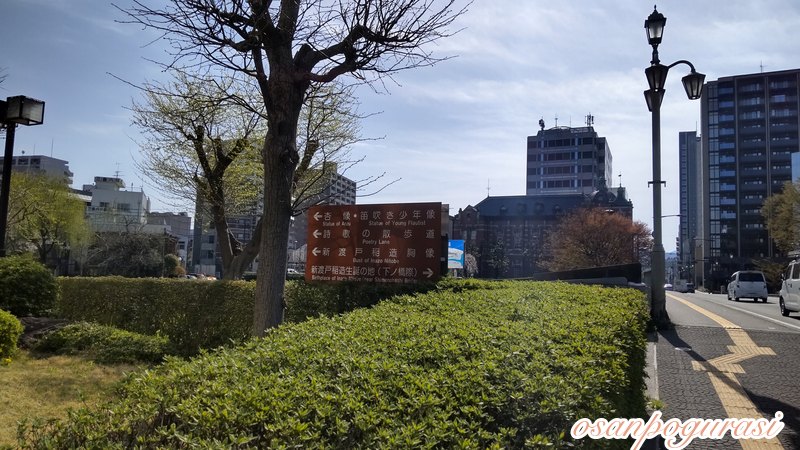 中津川沿いの遊歩道入口にある案内板と並木