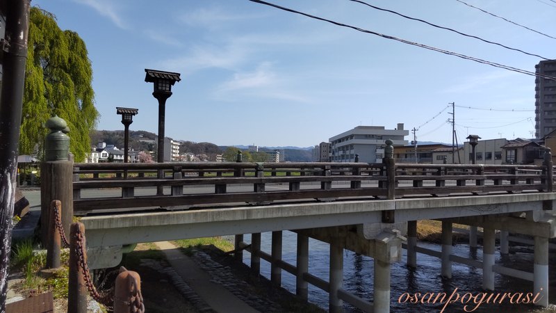 中津川に架かる上の橋と擬宝珠のついた欄干