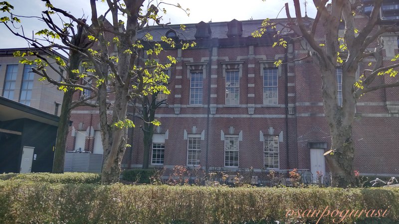 新緑の木々ごしに見る赤レンガの岩手銀行旧本店本館