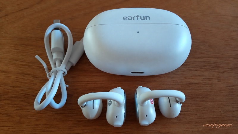 EarFun Clip 2の白い充電ケース、左右のイヤホン、充電用ケーブル