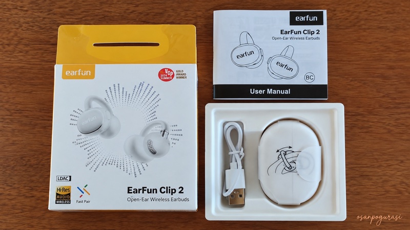 EarFun Clip 2の箱と説明書、開封した中身（充電ケースと充電用ケーブル）